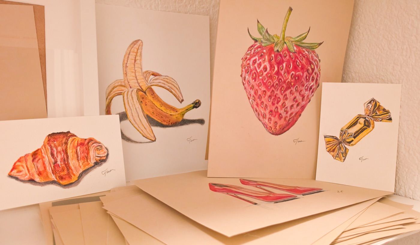 Originalzeichnungen im Atelier: Croissant, Banane, Erdbeere, Bonbon und rote Pumps